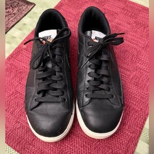Nike Women's Black and White Sneakers